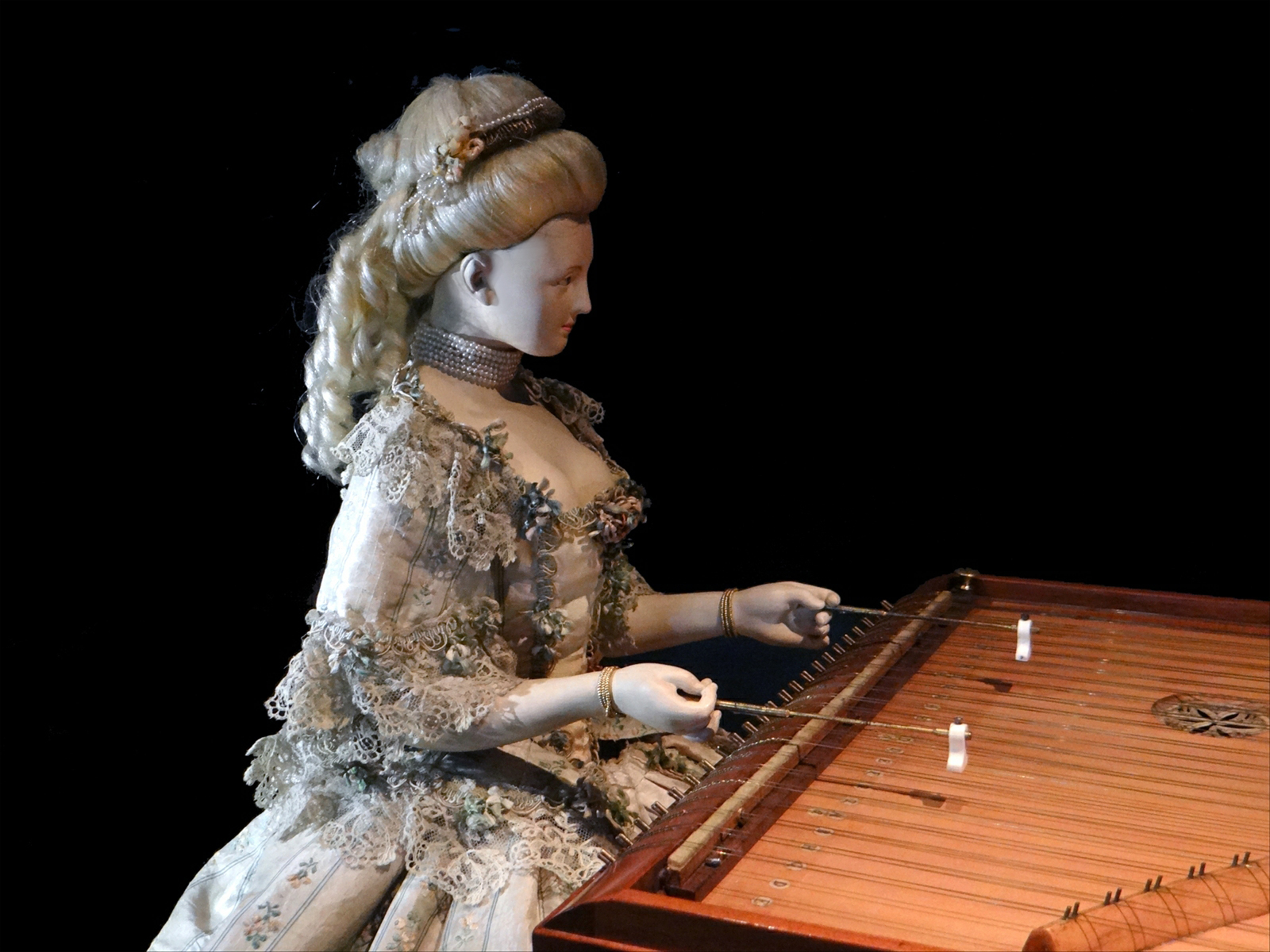 David Roentgen. La joueuse de tympanon (dulcimer-playing automaton in the form of Marie-Antoinette). 1784. Musée des Arts et Métiers, Paris. Photo: Jean-Pierre Dalbéra.